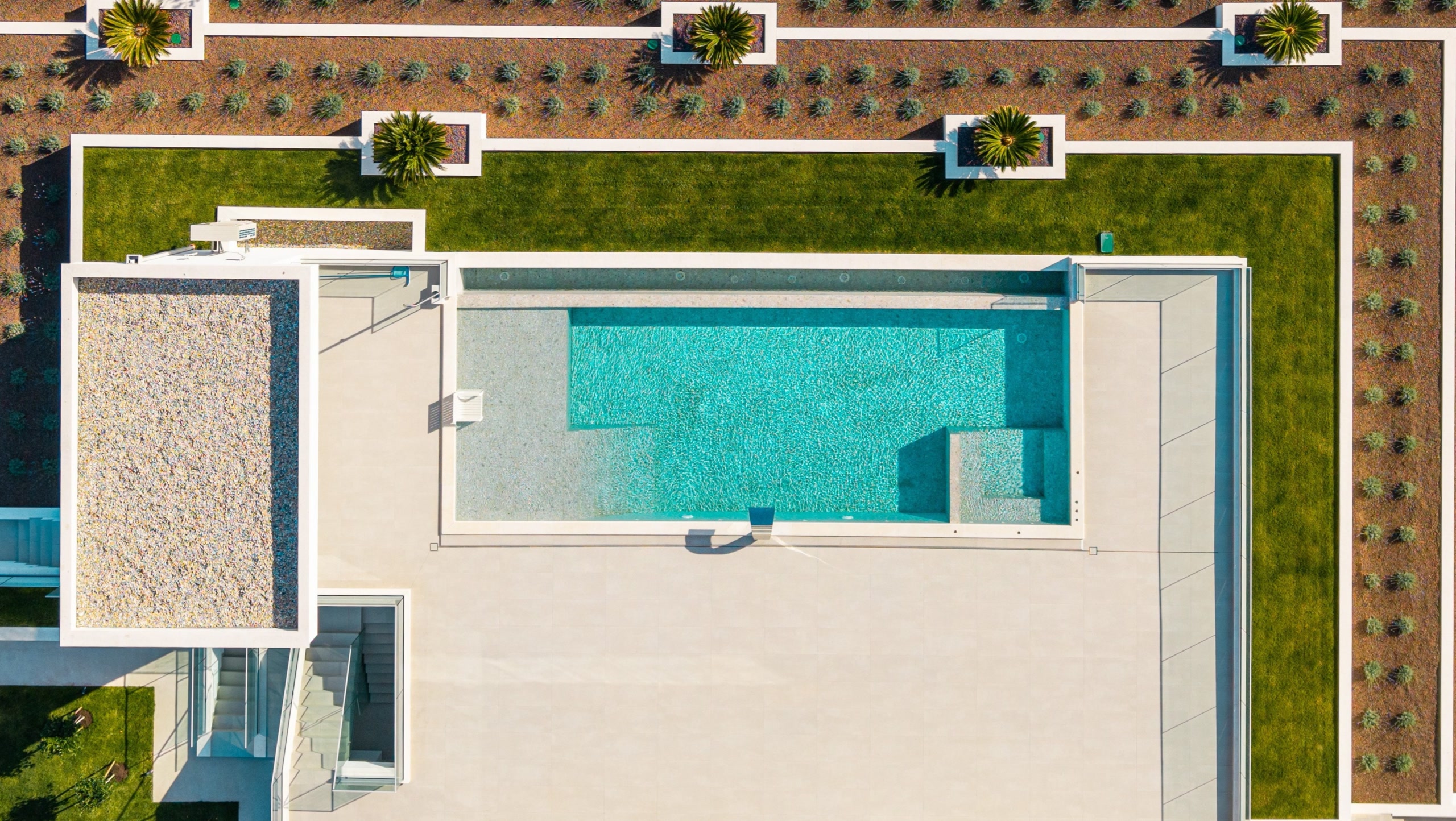 The infinity pool, waterfall and jacuzzi seen from directly above